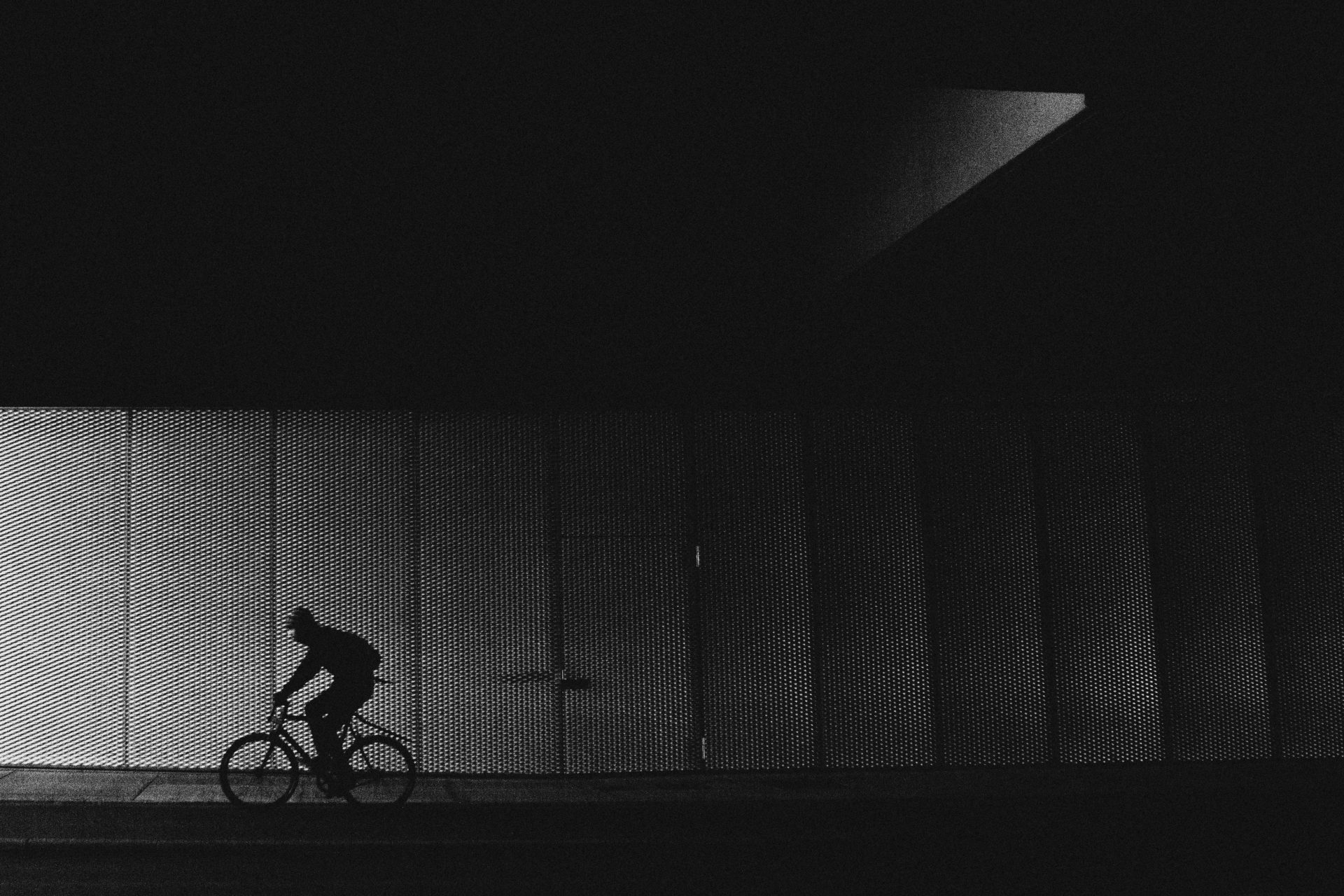 Se completan 60 km de carril bici, Ciclista pasando por un tunel