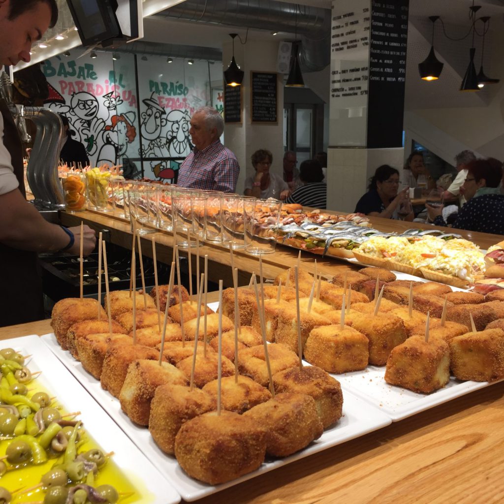 Las 5 mejores razones para visitar el Pais Vasco en temporada baja... Barra con diferentes pintxos