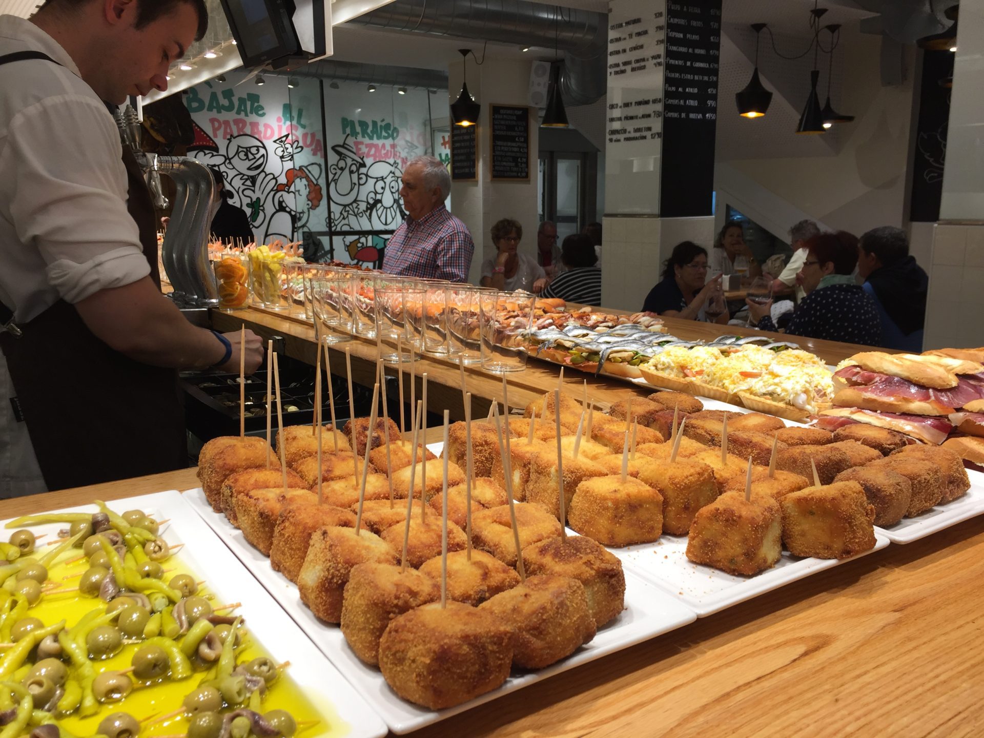 Las 5 mejores razones para visitar el Pais Vasco en temporada baja... Barra con diferentes pintxos