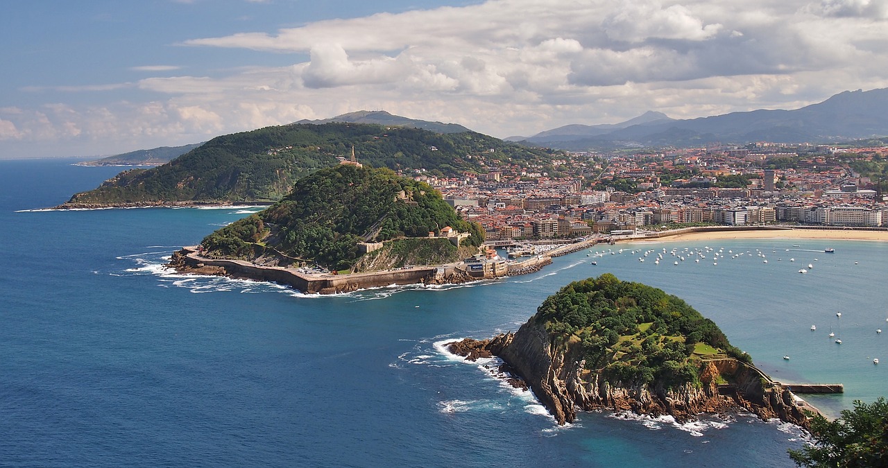 san-sabastian-3568710_1280 Una vuelta por la mejor playa urbana de Europa, Bahia de San Sebastian