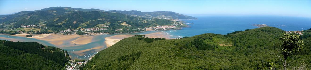 Estuario de Urdaibai, paisaje panoramico de desembocadura del rio