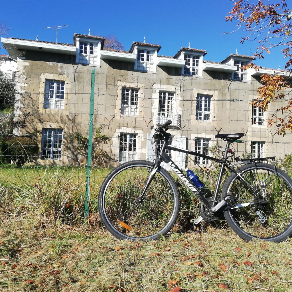 Esencia y tradiciones del País Vasco, bici apoyada en valla