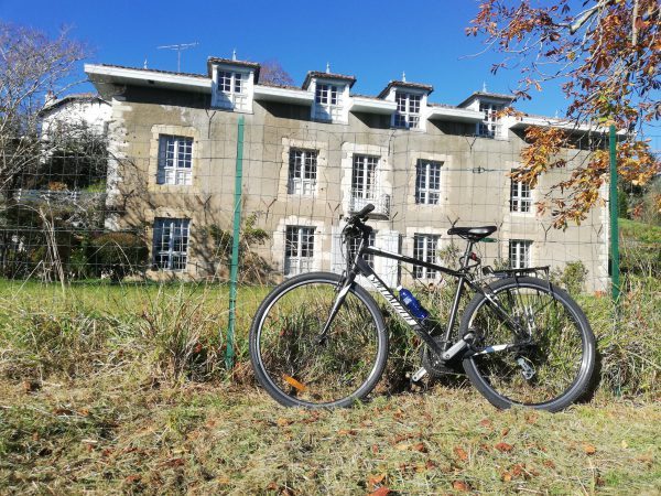 Esencia y tradiciones del País Vasco, bici apoyada en valla