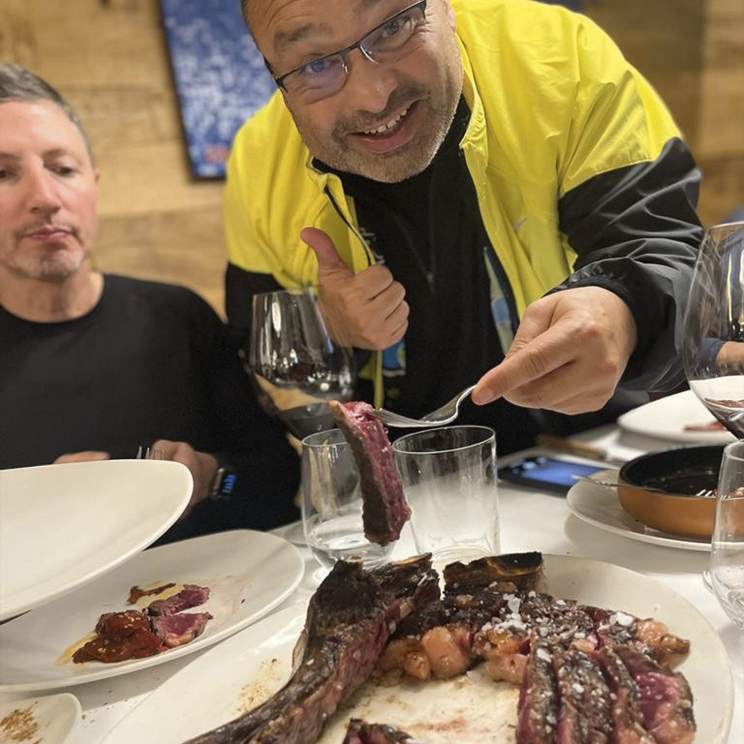 Hikking, hombre comiendo chuleta en una sidrería